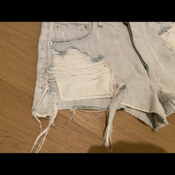 New Agolde cut off distressed shorts in Blanche 25 - Picture 3 of 7